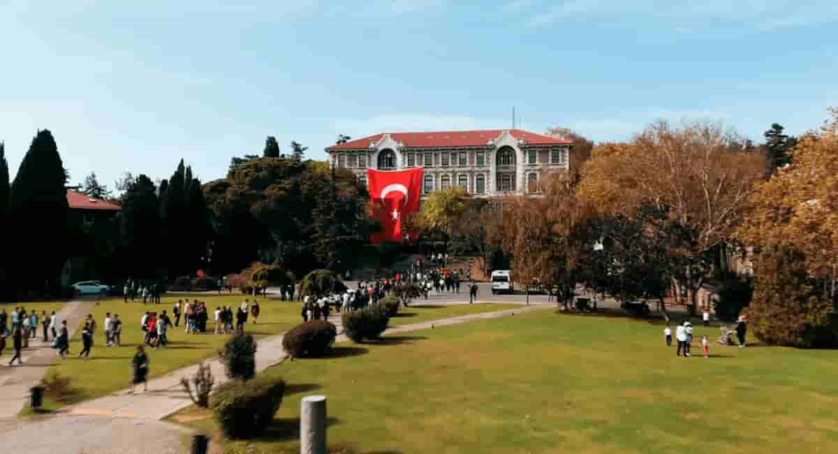 Istanbuldagi eng yaxshi 10 ta universitet: tadqiqot mukammalligi, xalqaro muhit